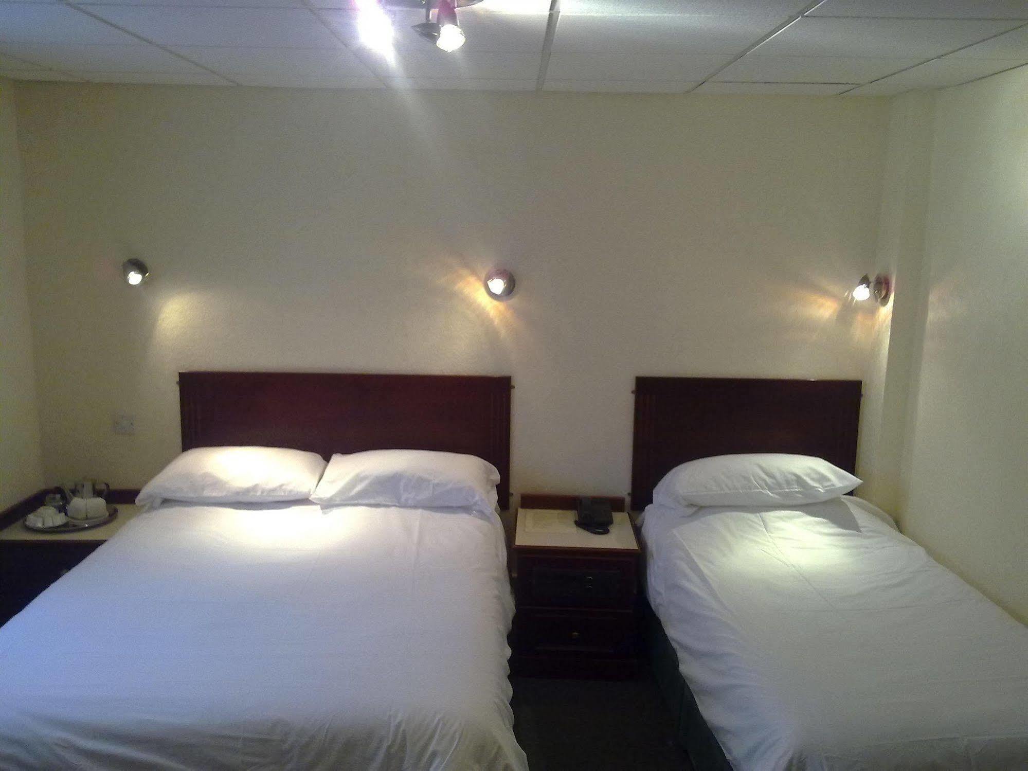 Cedar Tree Hotel Rugeley Oda fotoğraf